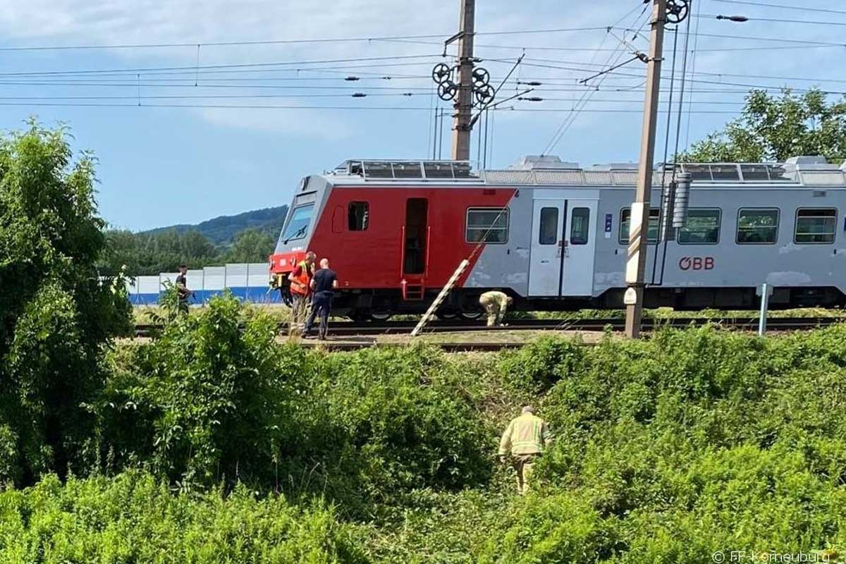 Person unter Zug eingeklemmt