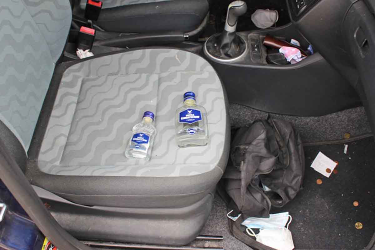 Leere Wodka-Flaschen auf dem Beifahrersitz im Skoda