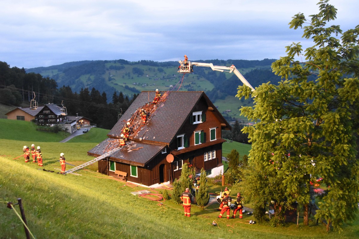 Nesslau SG - Blitzeinschlag löst Brand in Ferienhaus aus!