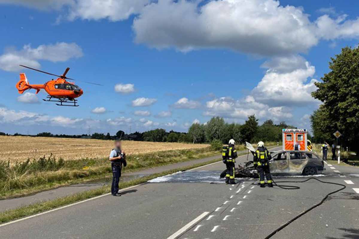 Landung des Rettungshubschraubers an der Unfallstelle in Mettmann