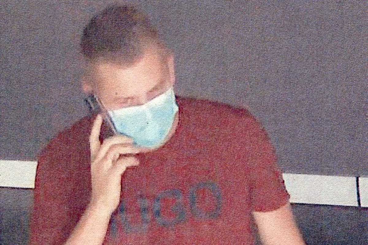 Die abgebildete männliche Person wurde bei dem Versuch gefilmt, die erlangten Gelder an einem Bielefelder Geldautomaten abzuheben