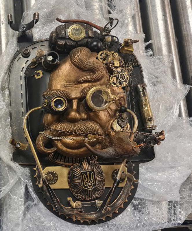 Steampunk-Skulptur mit unbrauchbar gemachter Handgranate