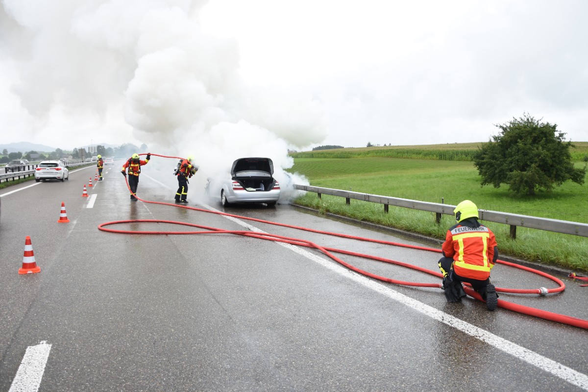 Gossau SG - Mercedes brennt auf Autobahn aus
