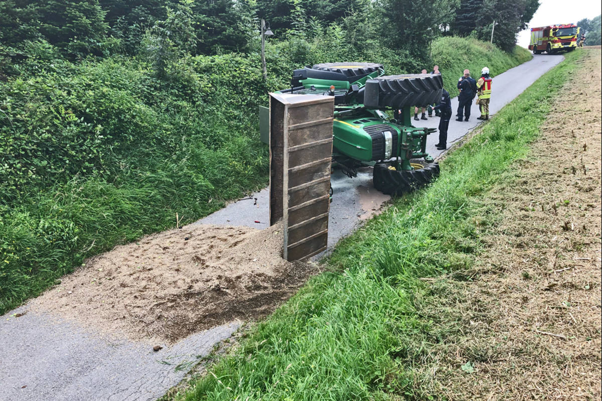 Mit einem Trecker in Ratingen umgekippt und dabei schwer verletzt