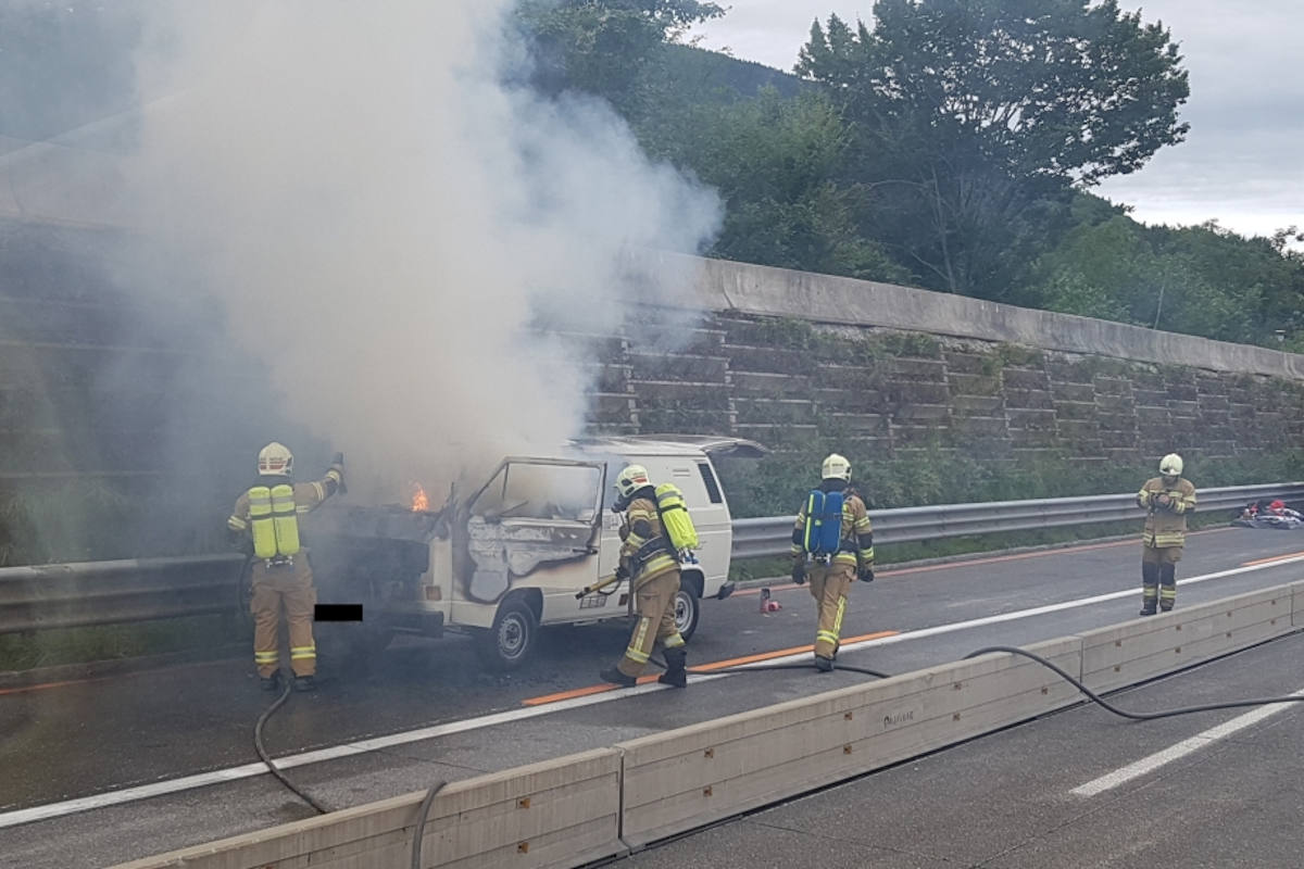 Fahrzeugbrand auf der Tauernautobahn bei Kuchl