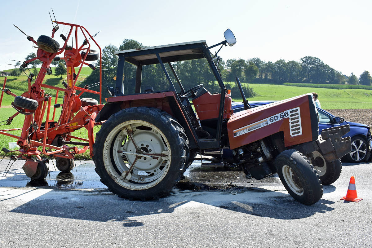 Kollision zwischen Personenwagen und Traktor in Schötz