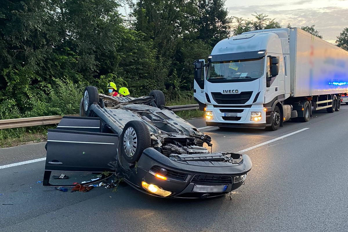 Verkehrsteilnehmer blockieren Rettungsgasse für Feuerwehr nach schwerem Unfall auf der A46