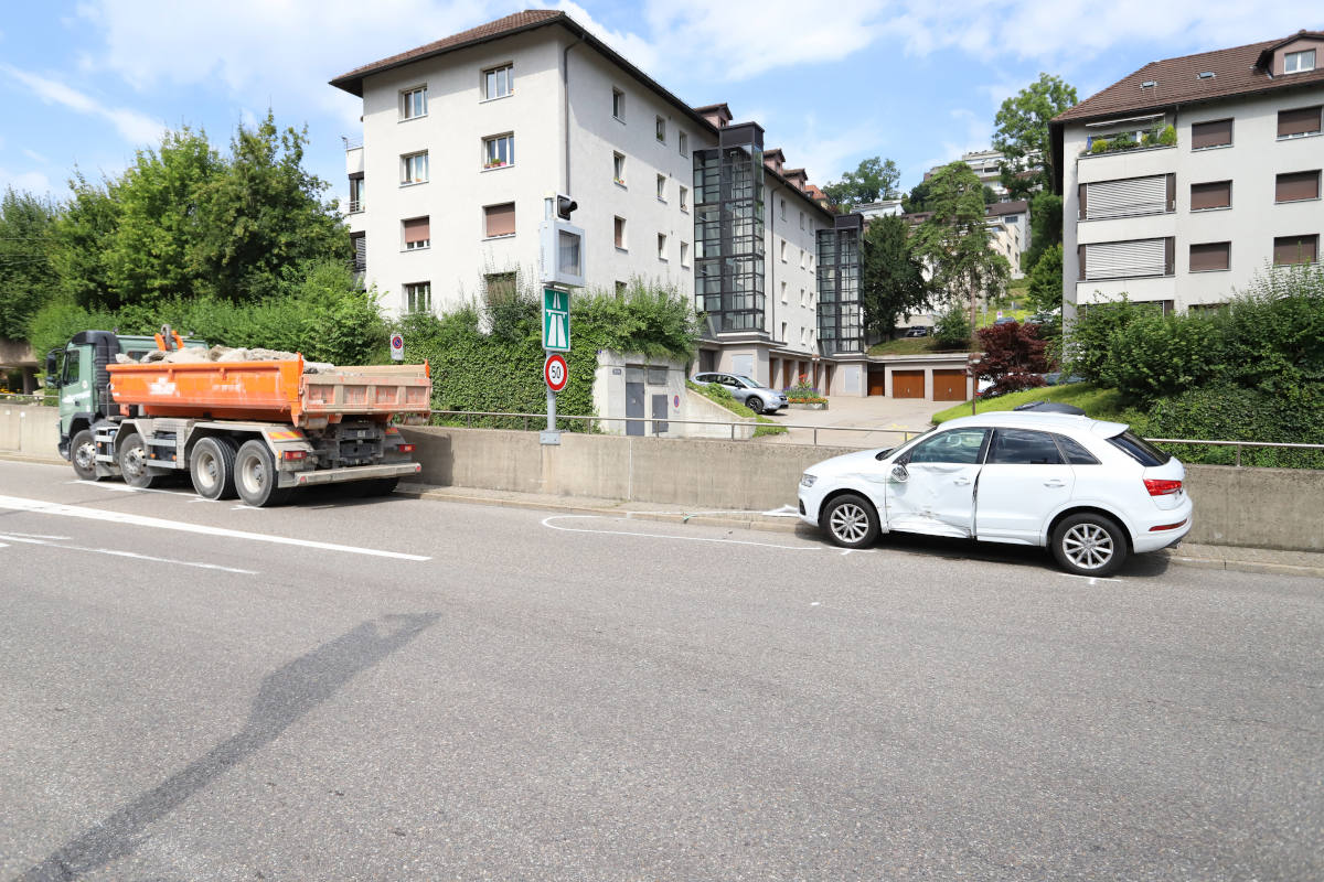 Kollision zwischen Auto und Lastwagen auf der Rosenbergstrasse in St.Gallen