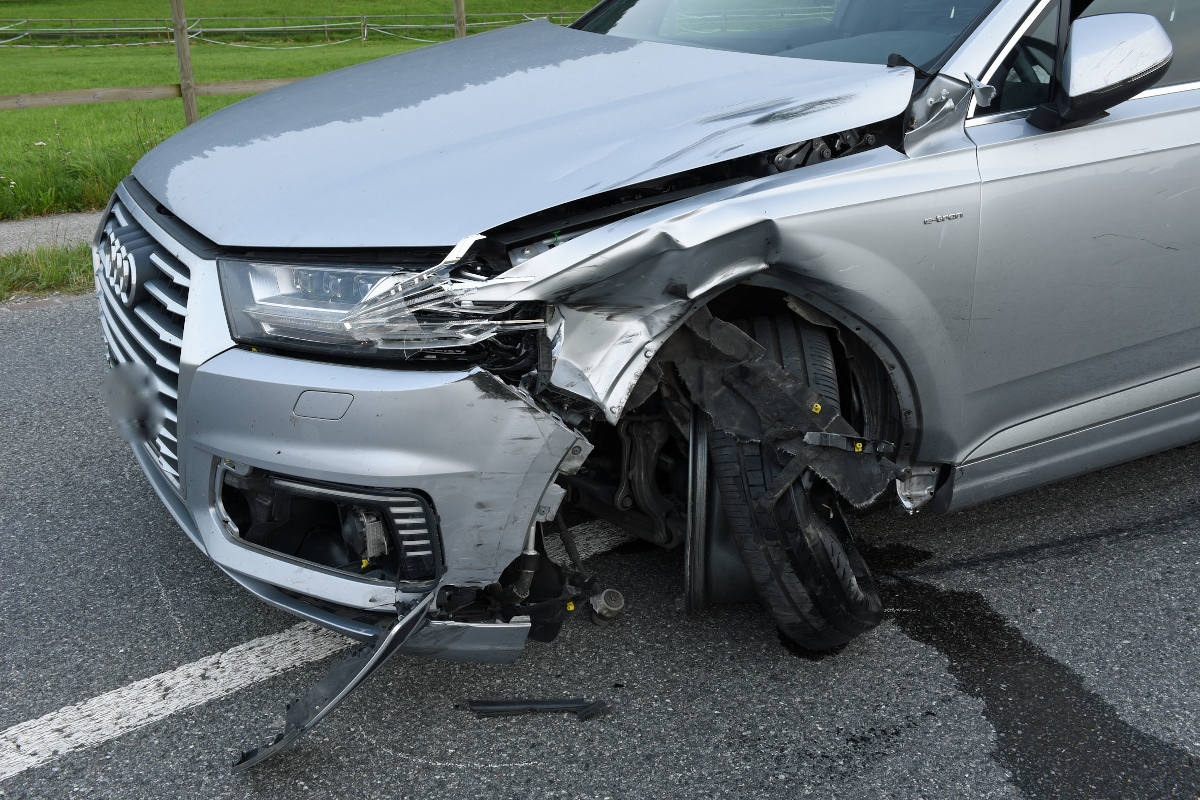 Motorradfahrer bei Kollision mit Auto erheblich verletzt