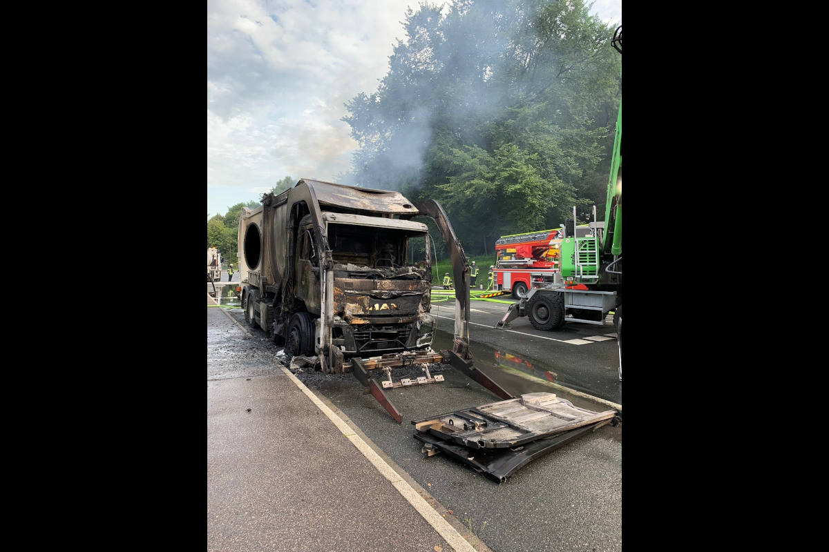 Brennender Müllwagen beschäftigt Feuerwehr in Wetter (Ruhr)