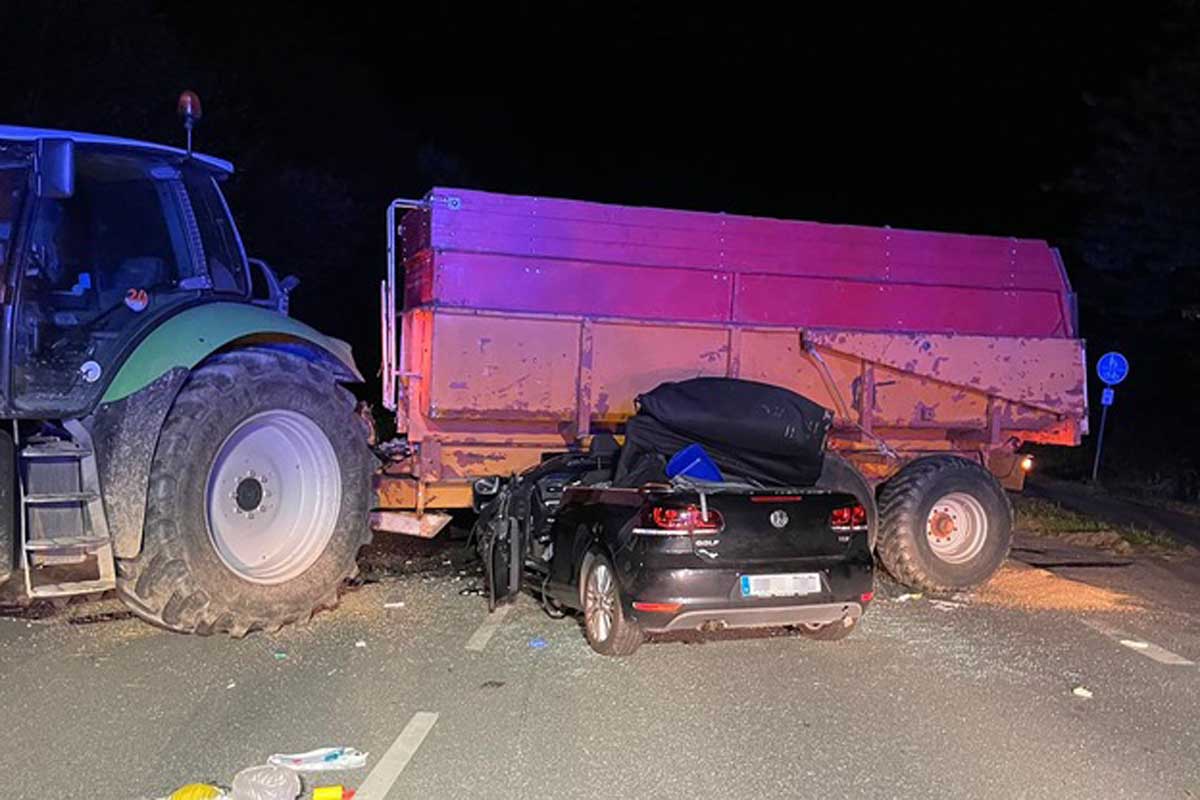  Ein Golf Cabrio war unter den Anhänger eines landwirtschaftlichen Gespannes geprallt und eingeklemmt