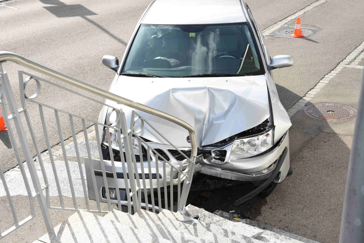 Mit Auto gegen Treppe gefahren in Ebnat-Kappel