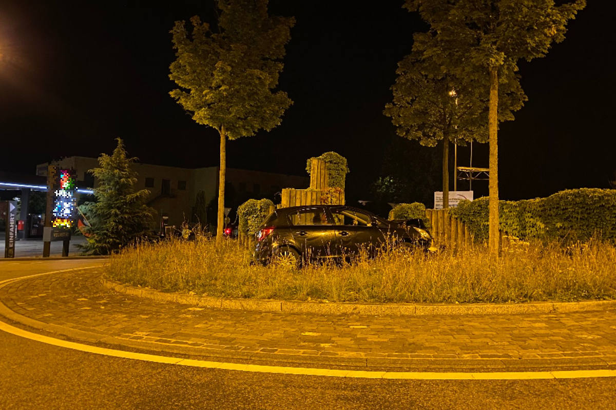 Personenwagen verursacht Selbstunfall und wird stark beschädigt in Münchenstein