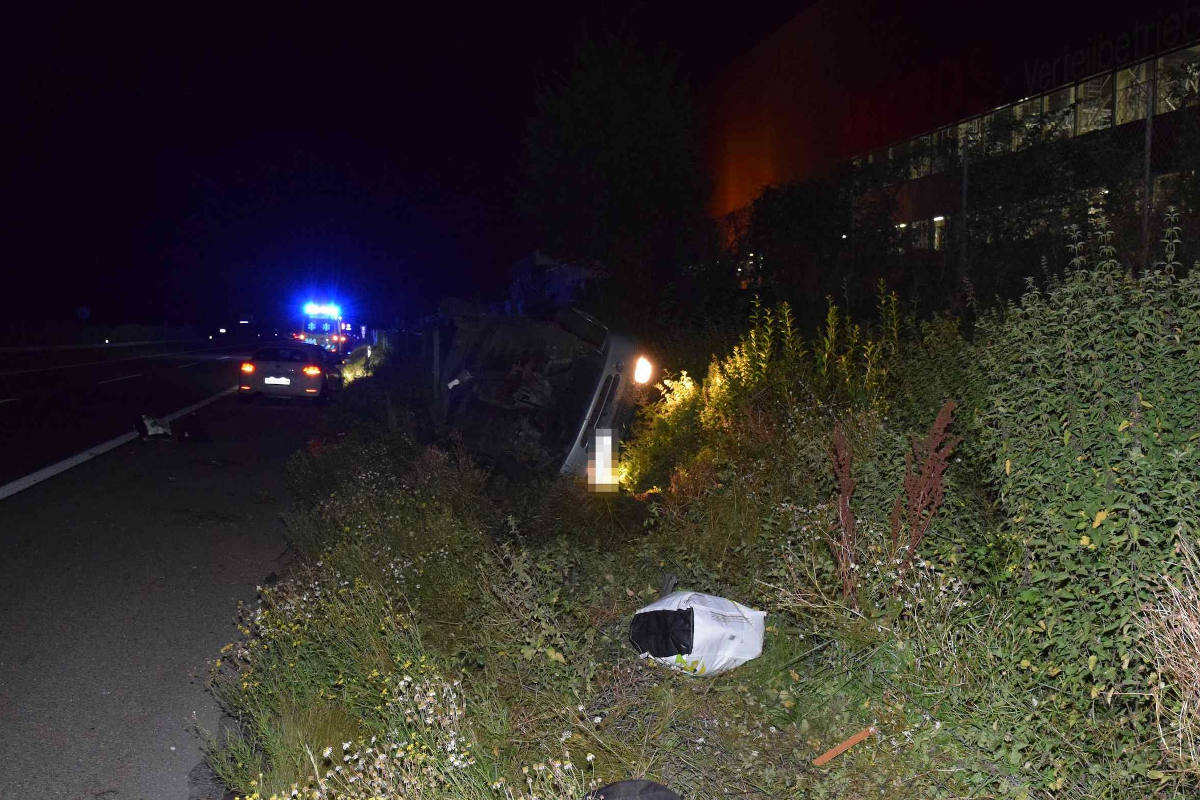 Auto kommt nach Auffahrkollision auf dem Dach liegend zum Stillstand