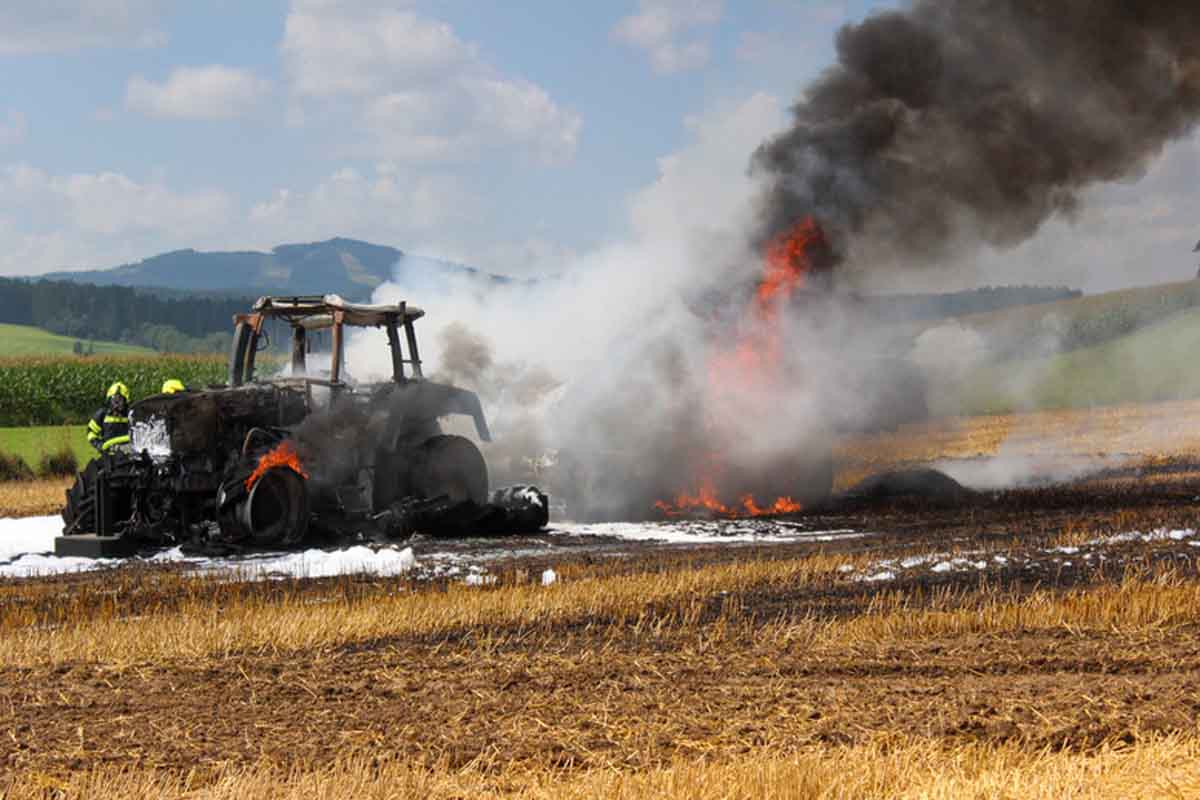 Brand eines Traktors samt Ballenpresse