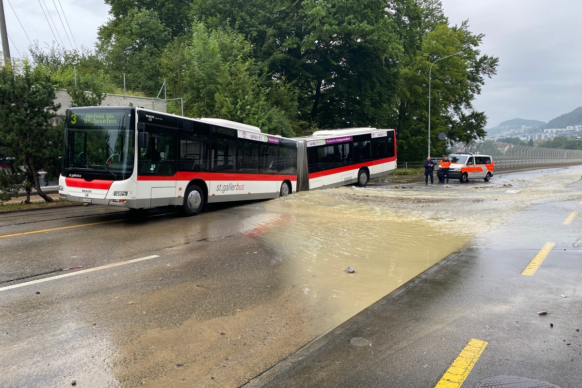 In der Stadt St. Gallen ist heute ein Linienbus in ein Loch gefallen.