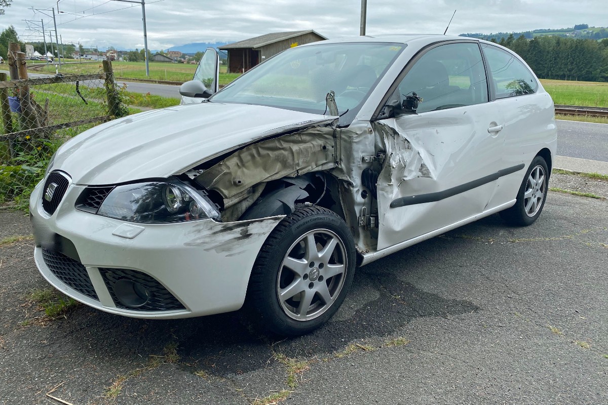 Hohenrain LU - Unfall zwischen Anhängerzug und Auto – eine Person leicht verletzt