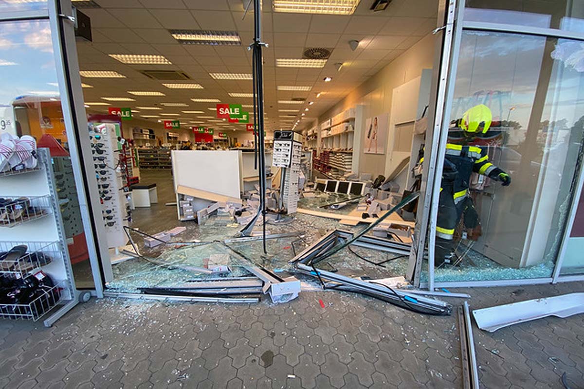 Nach den ersten Aufräumarbeiten - die betroffenen Fassadenteile mussten entfernt werden - konnte das Fahrzeug aus dem Geschäft gefahren werden