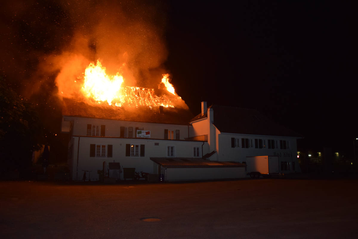 Dachstock von Restaurant in Oensingen in Vollbrand
