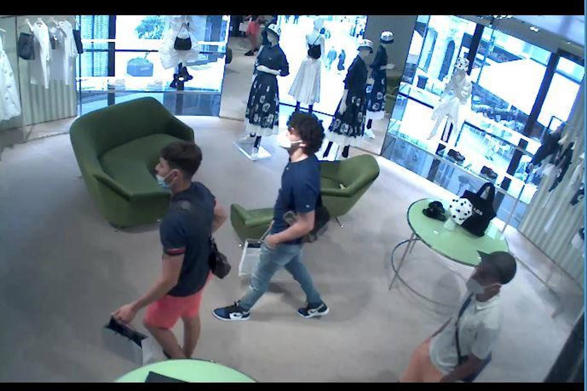 Fahndung nach Diebstahl in Luxus-Modegeschäften in Wien