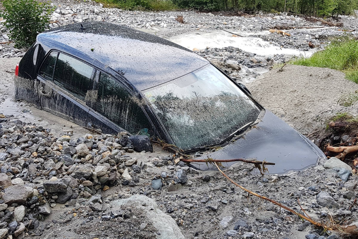 Fahrzeug von Murgang weggespült in Valchava
