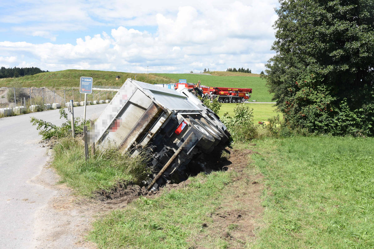 Lastwagen umgekippt bei Waldkirch SG