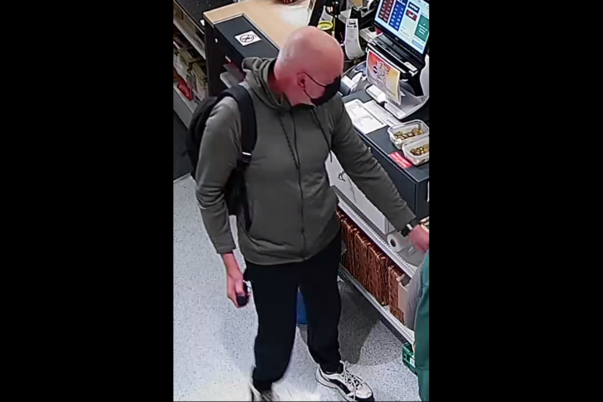 Der Mann sprach Hochdeutsch und trug zur Tatzeit einen olivgrünen Kapuzenpullover, schwarze Hosen und weisse Turnschuhe.