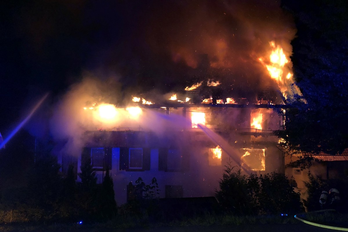 Steffisburg BE - Bauernhaus brennt komplett aus! Sieben Personen evakuiert