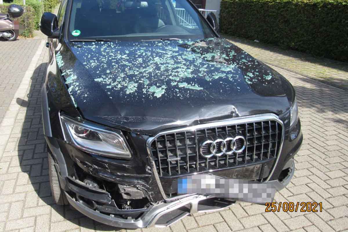 Der Audi Q5 wurde im Frontbereich beschädigt