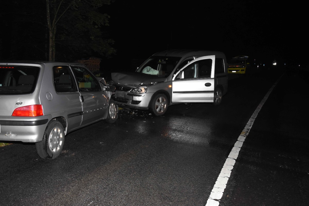 Uznach SG - 18-Jähriger gerät auf die Gegenfahrbahn und verursacht eine heftige Frontalkollision