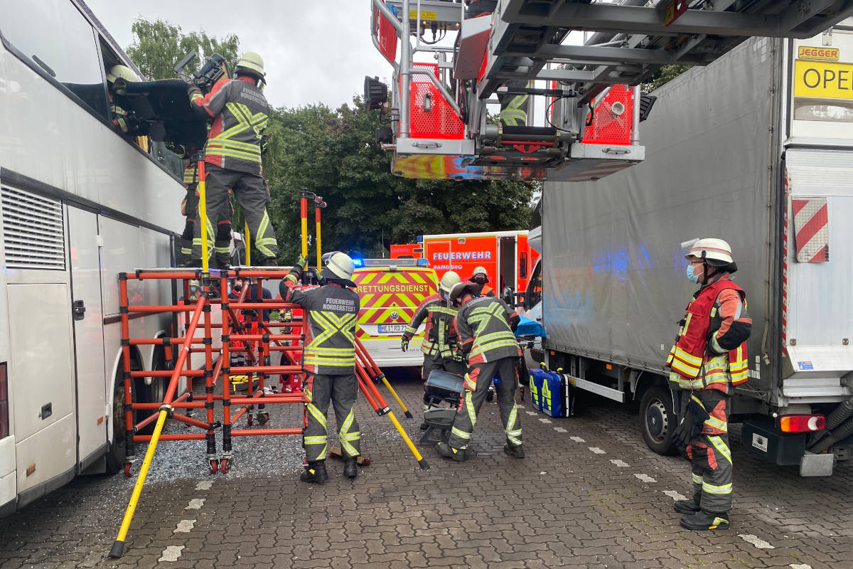 Personenrettung aus doppelstöckigem Reisebus auf der A7