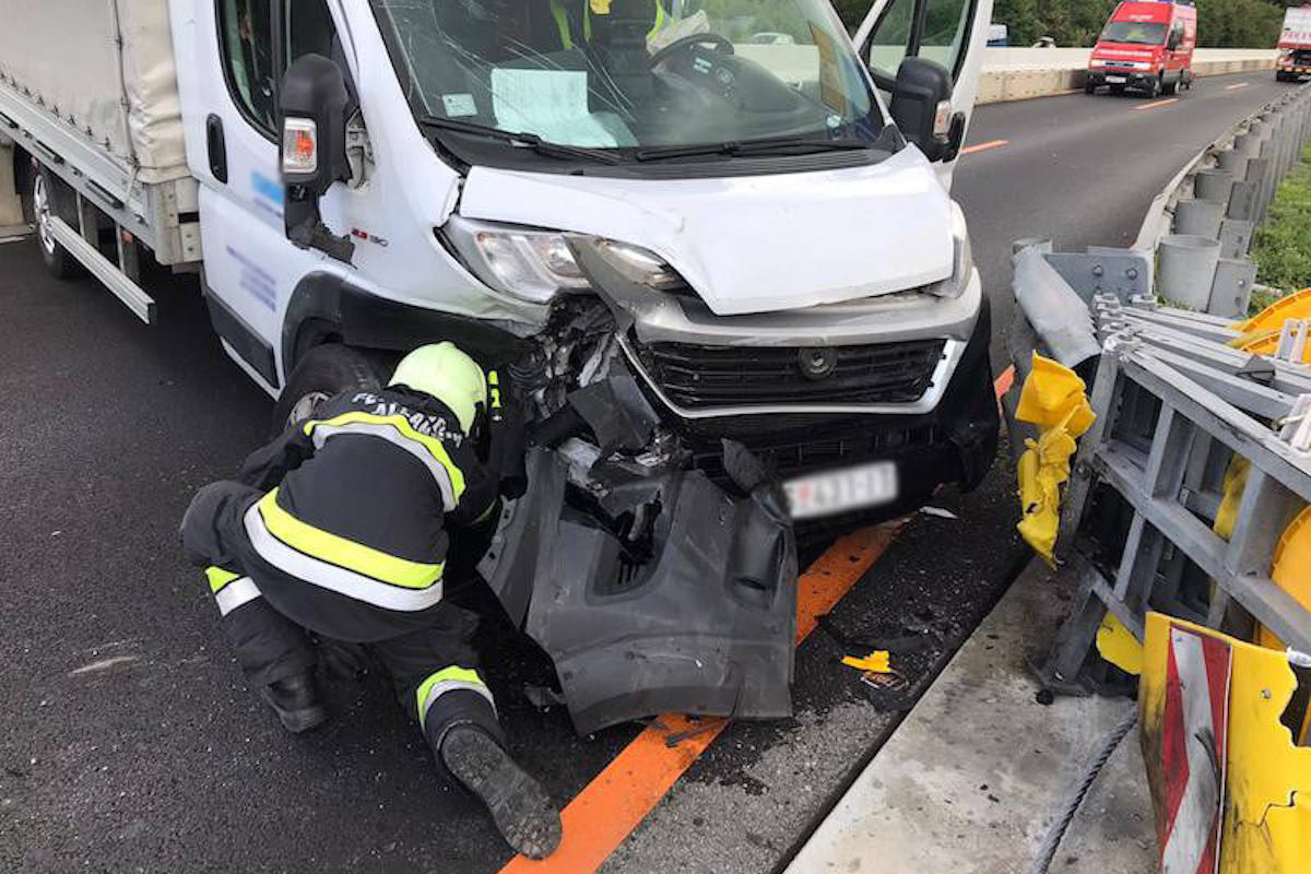 Kleintransporter kracht in Aufpralldämpfer