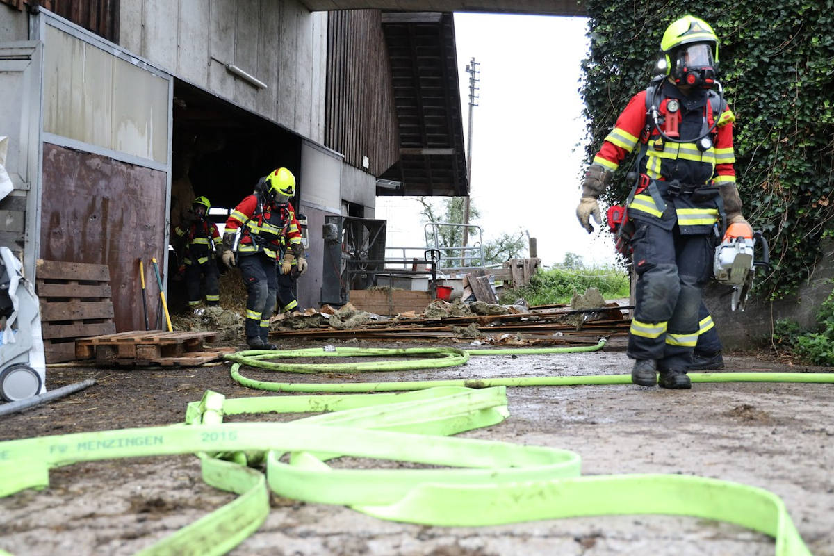 Menzingen ZG – Feuerwehreinsatz wegen Brand in Scheune
