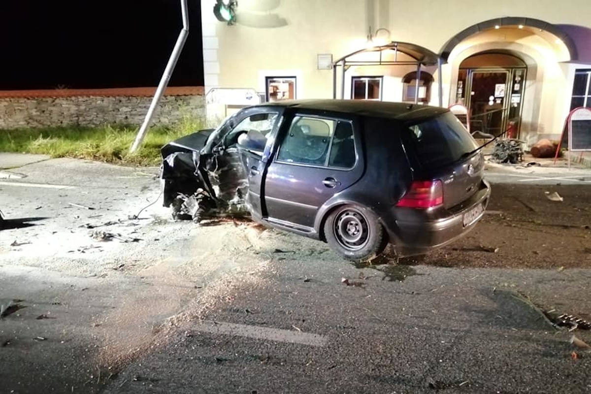 Der gesamte Motor wurde bei diesem Unfall aus dem PKW geschleudert