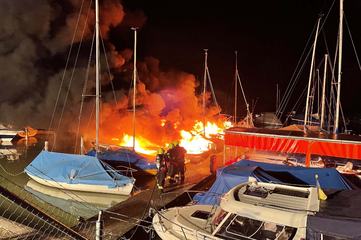 Lachen SZ - Grossbrand im Segelhafen zerstört in der Nacht mehrere Schiffe und Boote