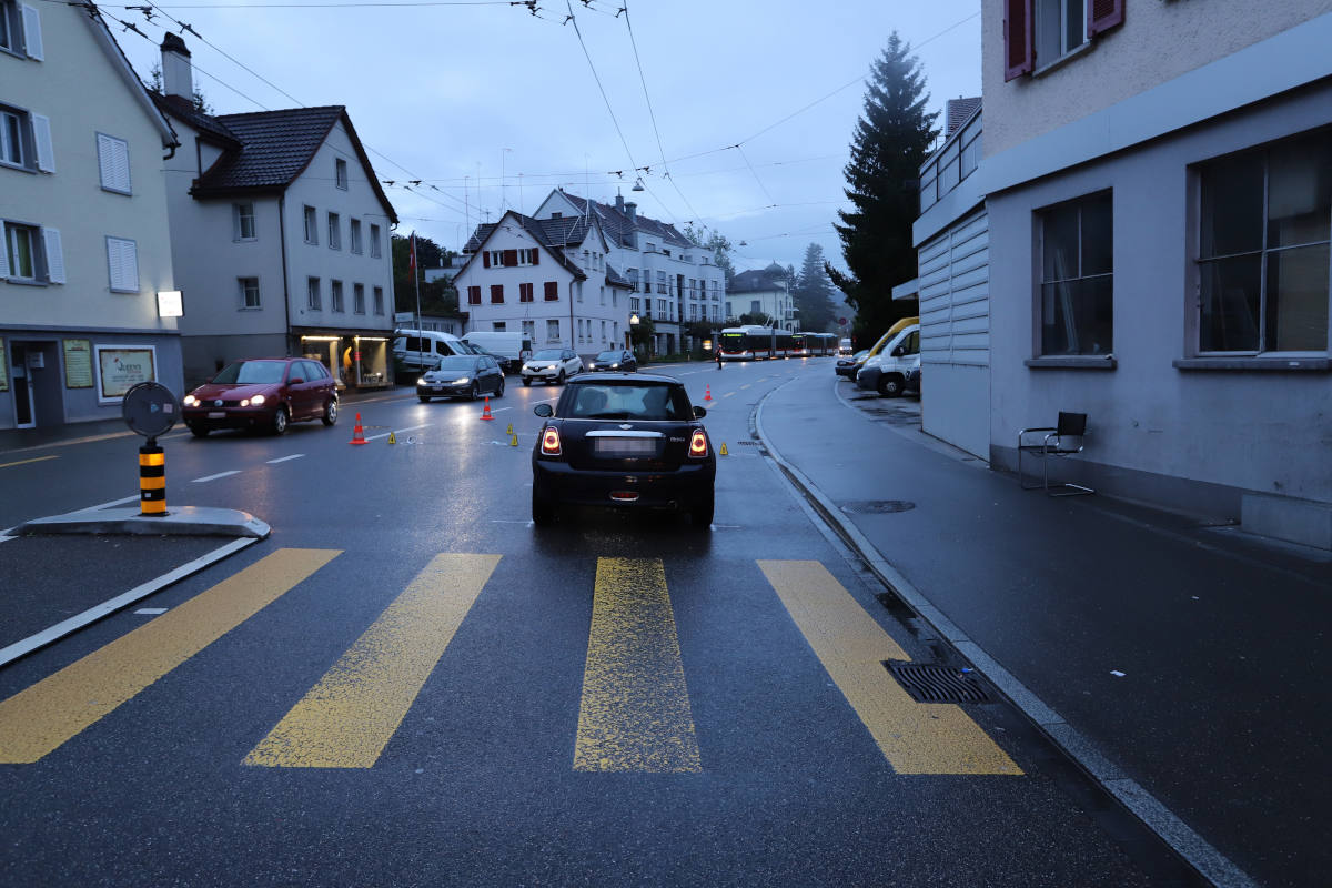 Fussgängerin bei Kollision mit Auto verletzt
