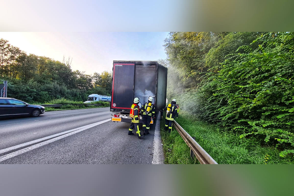 LKW brennt auf Seitenstreifen der A1