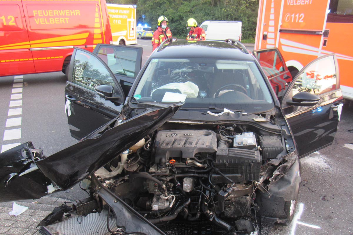 Der VW Passat wurde im Frontbereich erheblich beschädigt und musste abgeschleppt werden