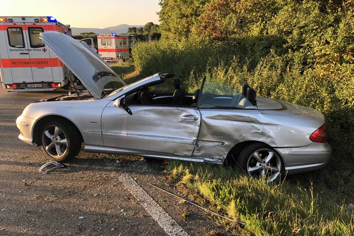 Verunfallter PKW Mercedes in Neustadt 