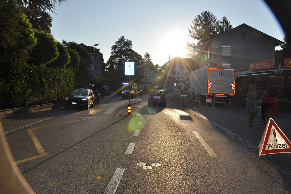 Jugendliche wird beim Überqueren der Strasse von Auto erfasst