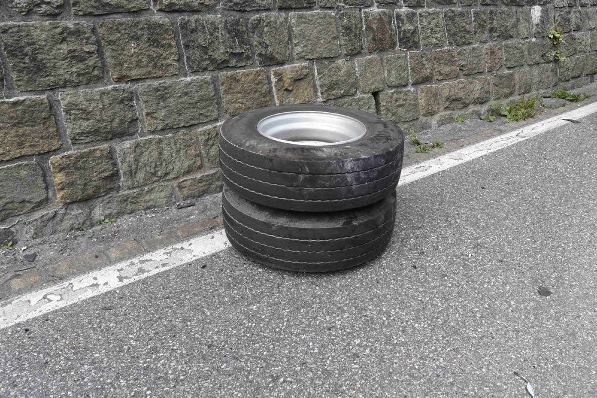 Bonaduz GR - Anhänger verliert Doppelrad und trifft ein Auto auf der Gegenfahrbahn