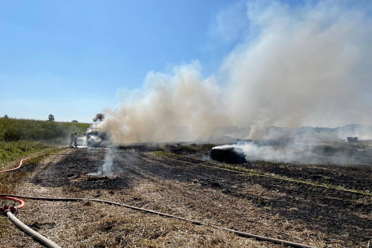 Schlepper und Ballenpresse brennen komplett aus bei Voßhöhlen