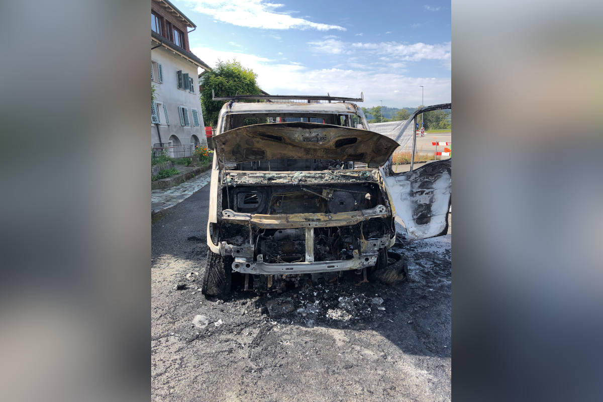Wöschnau SO – Lieferwagen brennt vollständig aus