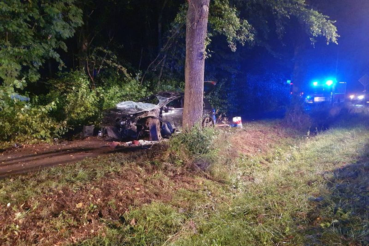 Verkehrsunfall mit eingeklemmter Person in Lügde-Elbrinxen