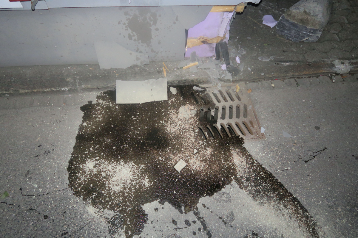 Netstal GL - Mit Auto in Hausecke geprallt