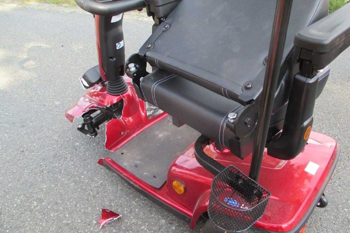 Beim Zusammenstoß der beiden Fahrzeuge stürzte die Seniorin auf die Fahrbahn und verletzte sich dabei schwer