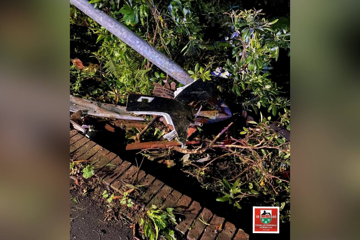 Neukirchen – Kontrolle verloren und gegen Lichtmast geschleudert