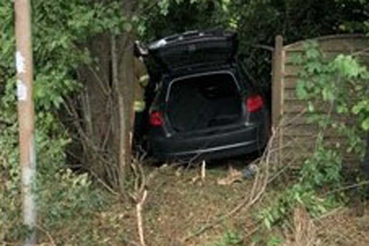 Der Audi stoppte in einer Hecke, nachdem er zuvor einen Zaun durchbrochen hatte