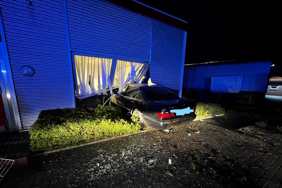 Edewecht – Pkw fährt ungebremst in Firmengebäude