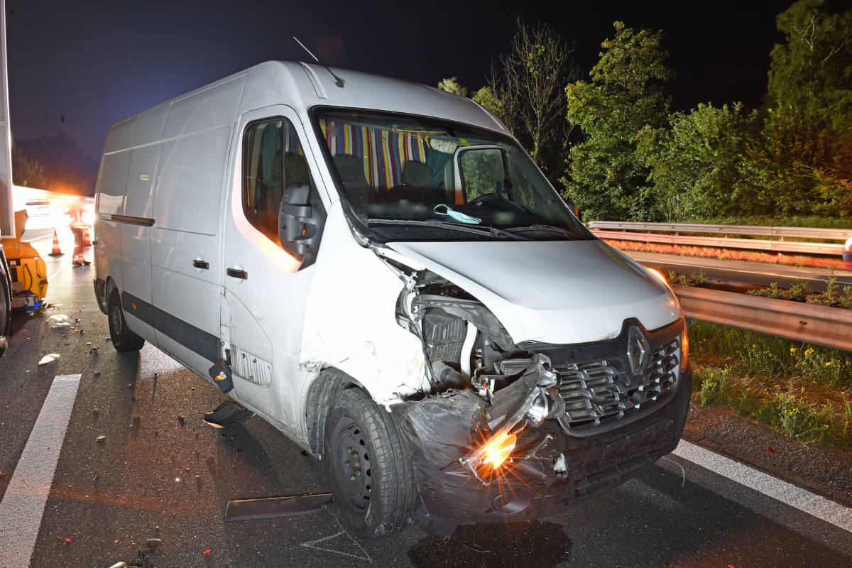 A2 Schenkon LU – Lieferwagen prallt in Anpralldämpfer